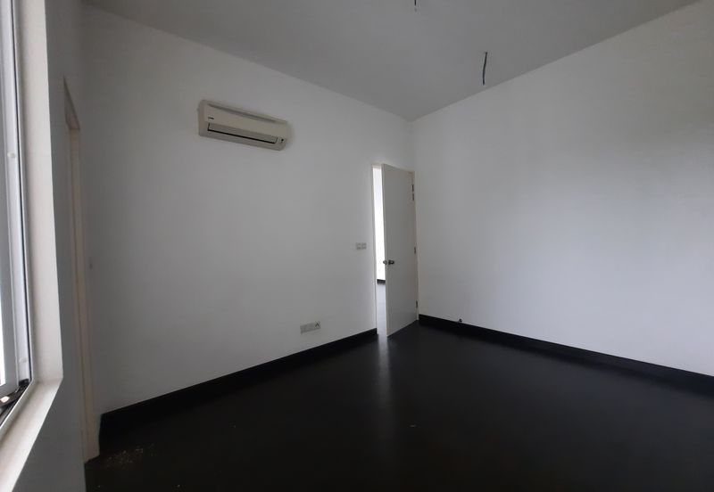 Laman & Bayu Puchong Freehold Semi-D Partially furnish 5 bedroom good natural lighting big side land for Sale