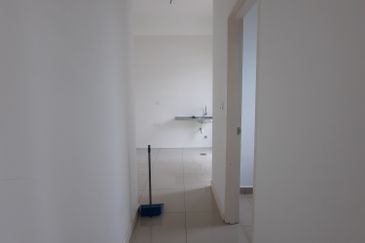 Laman & Bayu Puchong Freehold Semi-D Partially furnish 5 bedroom good natural lighting big side land for Sale