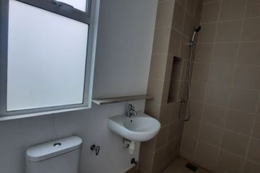 Laman & Bayu Puchong Freehold Semi-D Partially furnish 5 bedroom good natural lighting big side land for Sale