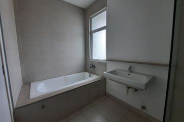 Laman & Bayu Puchong Freehold Semi-D Partially furnish 5 bedroom good natural lighting big side land for Sale