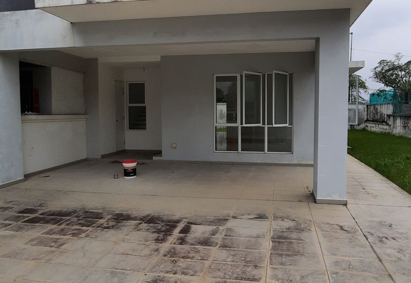 Laman & Bayu Puchong Freehold Semi-D Partially furnish 5 bedroom good natural lighting big side land for Sale