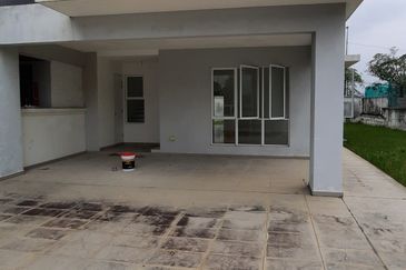 Laman & Bayu Puchong Freehold Semi-D Partially furnish 5 bedroom good natural lighting big side land for Sale