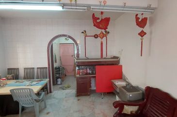 TAMAN SRI SAGA, KLANG — DOUBLE STOREY HOUSE FOR RENT