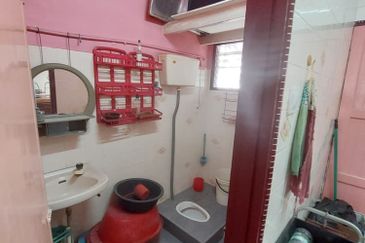 TAMAN SRI SAGA, KLANG — DOUBLE STOREY HOUSE FOR RENT