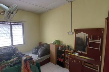 TAMAN SRI SAGA, KLANG — DOUBLE STOREY HOUSE FOR RENT