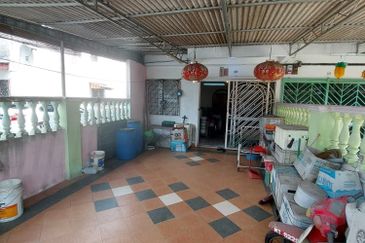 TAMAN SRI SAGA, KLANG — DOUBLE STOREY HOUSE FOR RENT