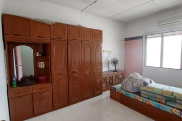 TAMAN SRI SAGA, KLANG — DOUBLE STOREY HOUSE FOR RENT