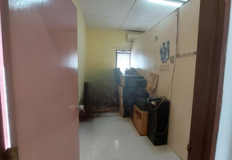 TAMAN SRI SAGA, KLANG — DOUBLE STOREY HOUSE FOR RENT