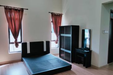 [PARTIALLY FURNISHED] Double Storey Bungalow Jalan Karyawan Bestari Bandar Puncak Alam