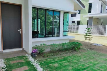 [PARTIALLY FURNISHED] Double Storey Bungalow Jalan Karyawan Bestari Bandar Puncak Alam