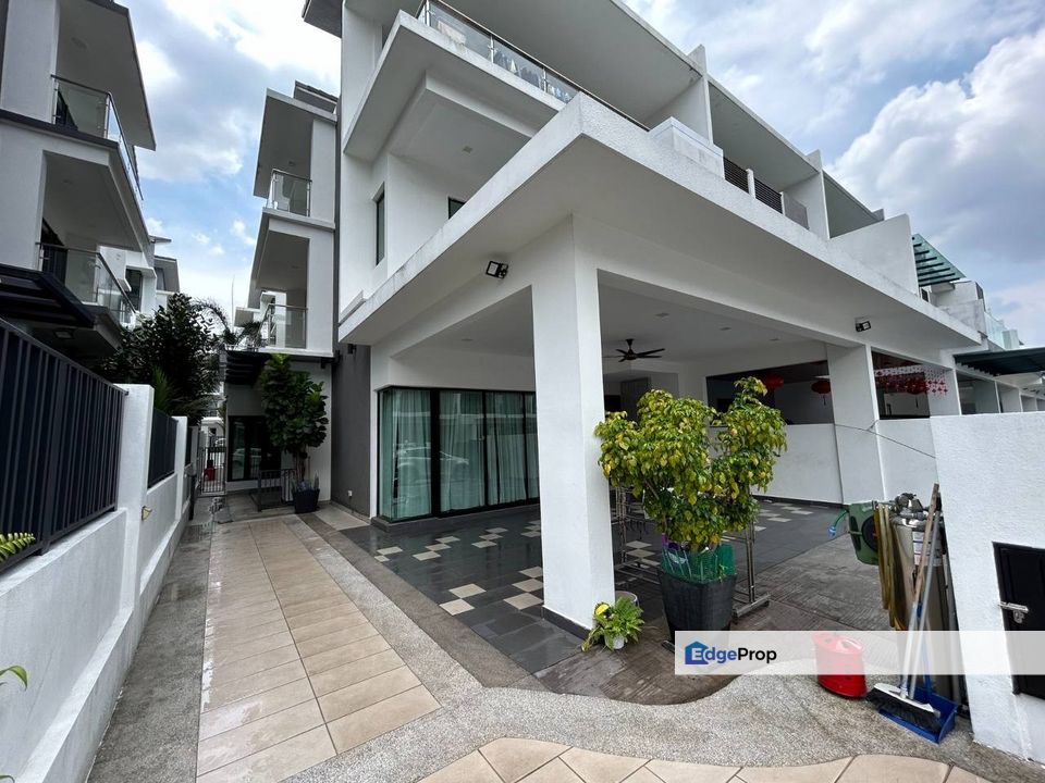 [END LOT] 3 Storey Superlink Dumalis Bandar 16 Sierra Puchong, Selangor, Puchong South