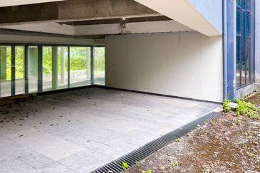 [FACING OPEN] 3.5 Storey Bungalow Country Heights Damansara KL