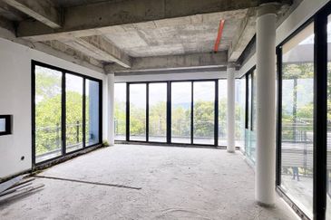 [FACING OPEN] 3.5 Storey Bungalow Country Heights Damansara KL