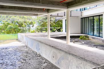 [FACING OPEN] 3.5 Storey Bungalow Country Heights Damansara KL