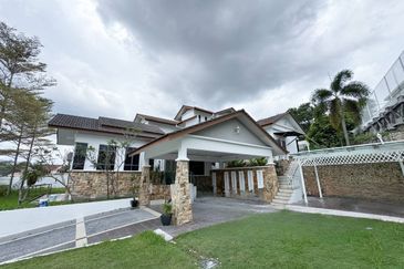 Puncak Pinggiran Putra