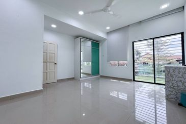 Puncak Pinggiran Putra