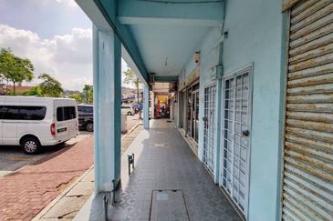 SHAH ALAM SEKSYEN 8 SHOPLOT DOUBLE STOREY FOR SALE