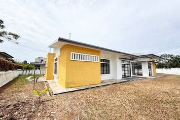 Jalan Timur @ Bandar Baru Enstek