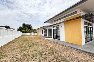 Jalan Timur @ Bandar Baru Enstek