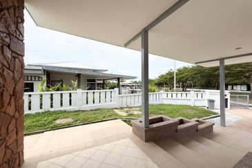 Jalan Timur @ Bandar Baru Enstek