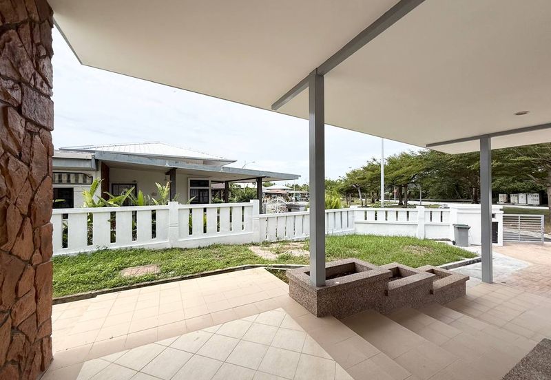 Jalan Timur @ Bandar Baru Enstek