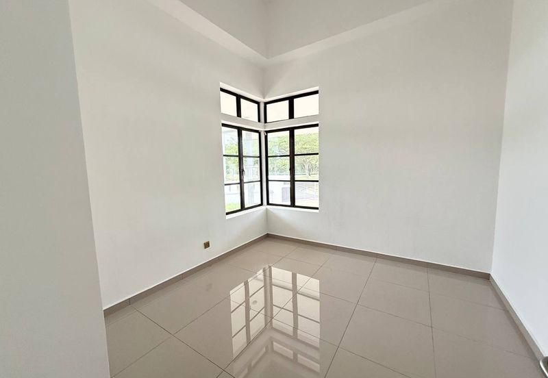 Jalan Timur @ Bandar Baru Enstek