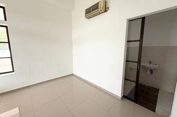 Jalan Timur @ Bandar Baru Enstek