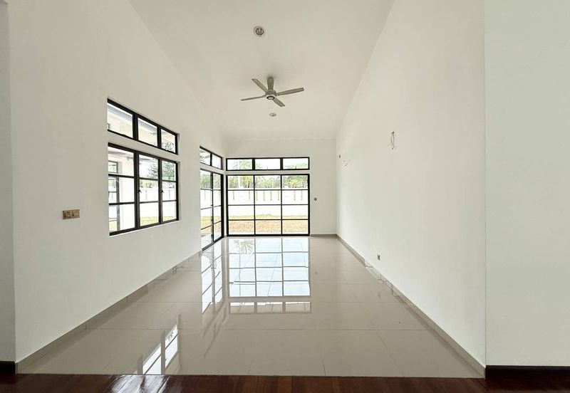 Jalan Timur @ Bandar Baru Enstek