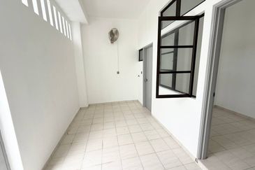 Jalan Timur @ Bandar Baru Enstek