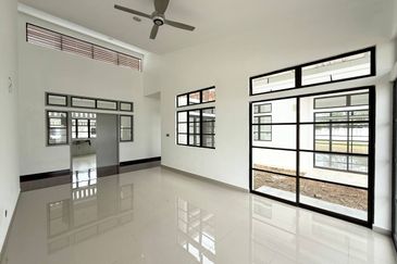 Jalan Timur @ Bandar Baru Enstek