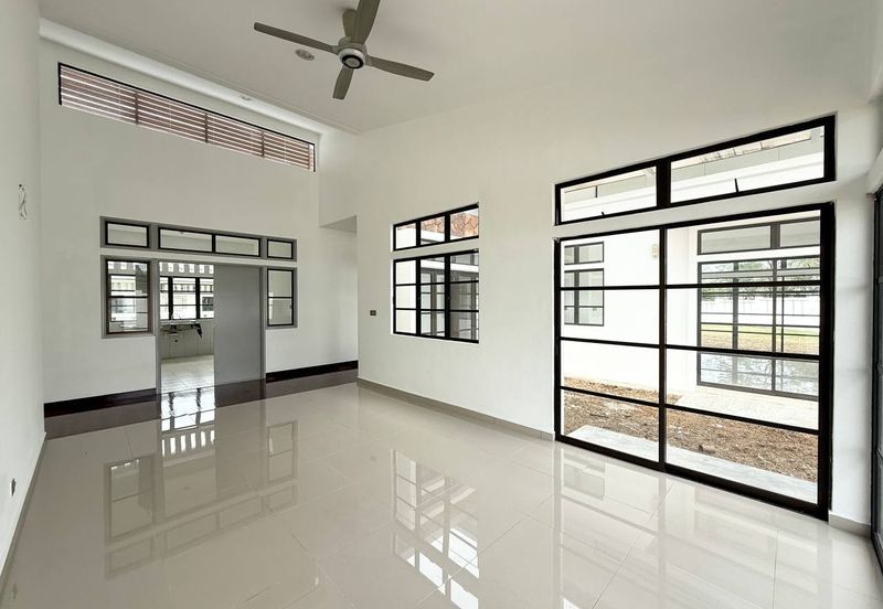 Jalan Timur @ Bandar Baru Enstek