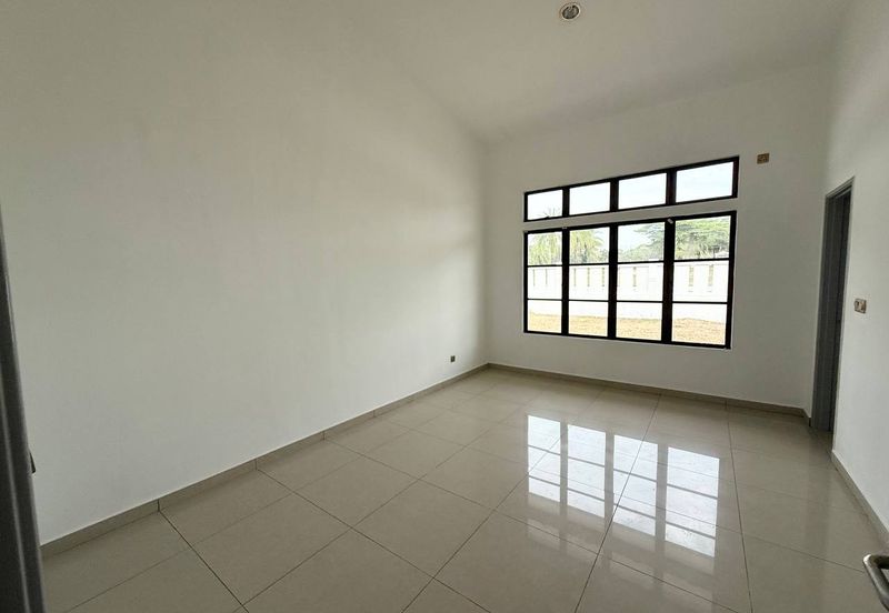 Jalan Timur @ Bandar Baru Enstek