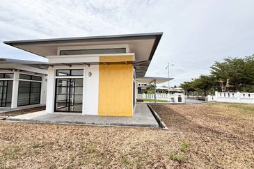 Jalan Timur @ Bandar Baru Enstek