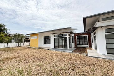 Jalan Timur @ Bandar Baru Enstek