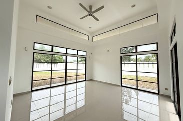 Jalan Timur @ Bandar Baru Enstek