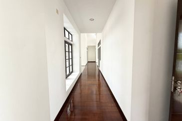 Jalan Timur @ Bandar Baru Enstek