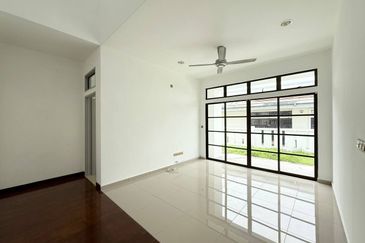 Jalan Timur @ Bandar Baru Enstek