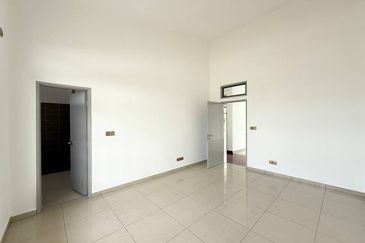 Jalan Timur @ Bandar Baru Enstek