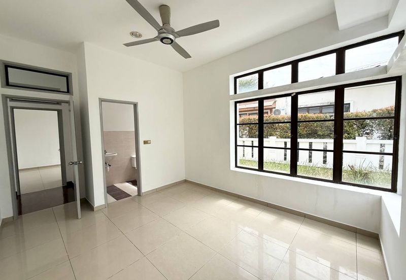 Jalan Timur @ Bandar Baru Enstek