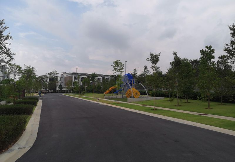 New 3 Storey Landed House at Puchong, Big Build Up size 3800 sq feet