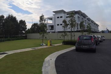 New 3 Storey Landed House at Puchong, Big Build Up size 3800 sq feet