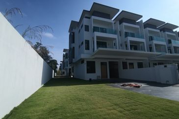 Cyberjaya Corner Superlink House 3 Storey Semi D