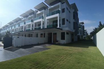 Cyberjaya Corner Superlink House 3 Storey Semi D