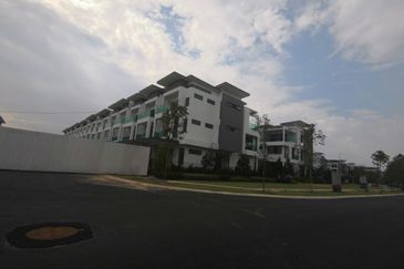 Cyberjaya Corner Superlink House 3 Storey Semi D