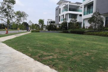 Puchong 3 Storey Superlink House Near Cyberjaya Pu