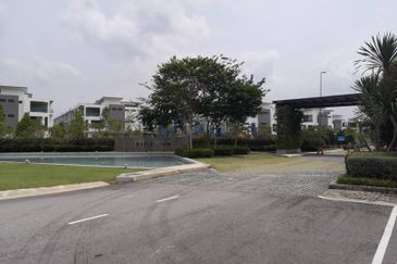 Puchong 3 Storey Superlink House Near Cyberjaya Pu