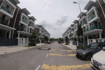 Puchong 3 Storey Superlink House Near Cyberjaya Pu