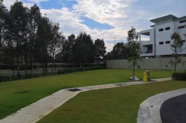 Puchong 3 Storey Superlink House Near Cyberjaya Pu