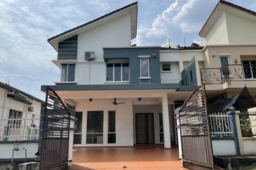 [ 40x75 Renovated ] Saujana impian 2 Storey Semi D