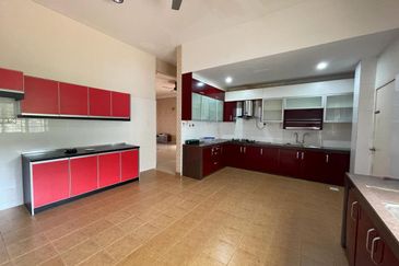 [ 40x75 Renovated ] Saujana impian 2 Storey Semi D